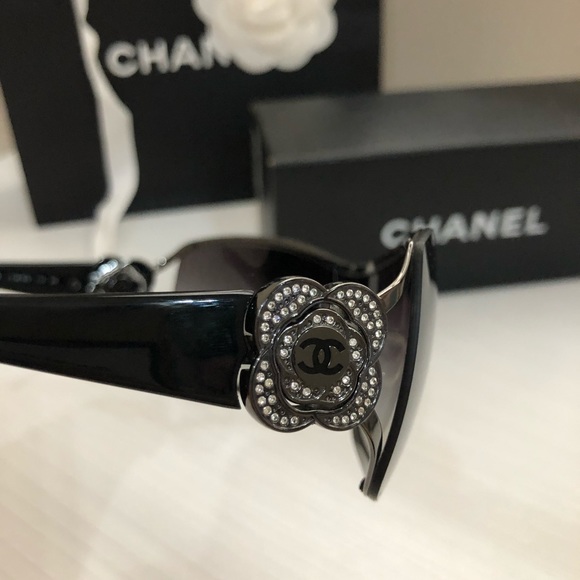 Chanel Camellia Sunglasses - Picture 4 of 8